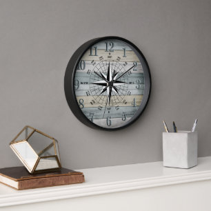 Horloge Boussole nautique sur le bois de plage de couleur 