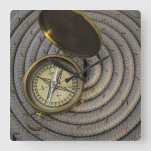 Horloge Carrée Antique Compass On Sailboat Deck
