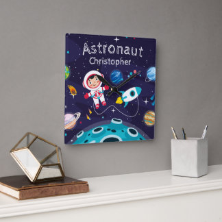 Horloge Carrée Astronaut child on the moon, monogrammed name