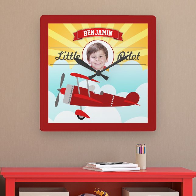 Horloge Carrée Avion Rouge Petit Pilote Nom Photo Salle Enfants (Créateur téléchargé)