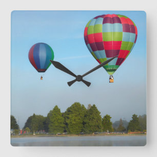 Horloge Carrée Ballons à air chaud au-dessus d'un lac,  NZ