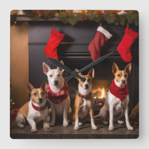 Horloge Carrée Basenji au coin du feu de Noël