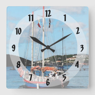 Horloge Carrée Bateau rouge, blanc et bleu à St. Thomas