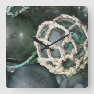 Horloge Carrée Beaucoup de flotteurs de pêche en verre, Alaska