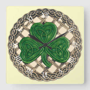 Horloge Carrée Beige Shamrock and Celtic Knots Roman Numeral Cloc