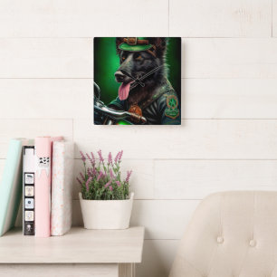 Horloge Carrée Belgian Shepherd conduite vélo St. Patrick's Day