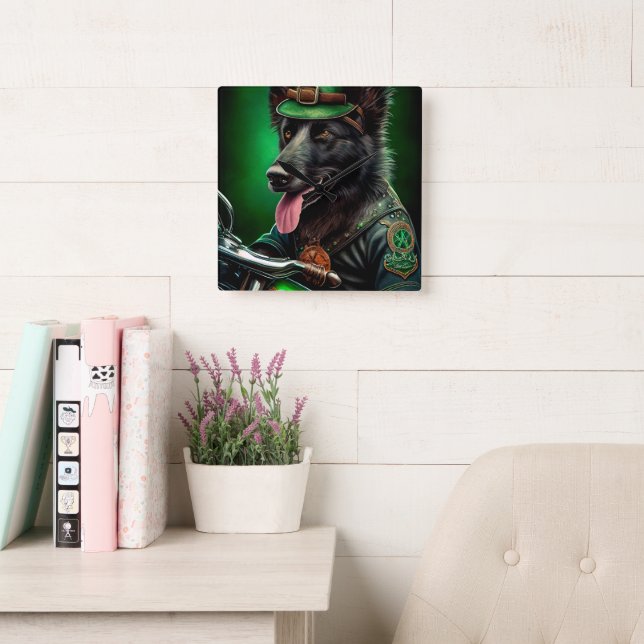 Horloge Carrée Belgian Shepherd conduite vélo St. Patrick's Day (Salle de lecture)