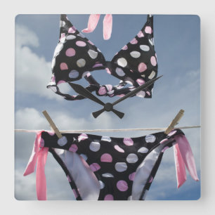 Horloge Carrée Bikini Accroché Sur Une Ligne De Clothèse