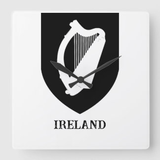 Horloge Carrée Blason Irlandais Art Minimaliste Noir & Blanc