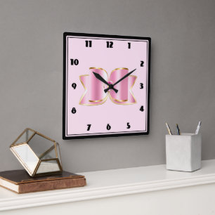 Horloge Carrée Bow en verre rose avec pierre centrale