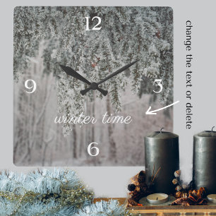 Horloge Carrée Branches gelées et forêt recouverte de neige