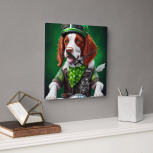Horloge Carrée Brittany Spaniel conduite vélo St. Patrick's Day