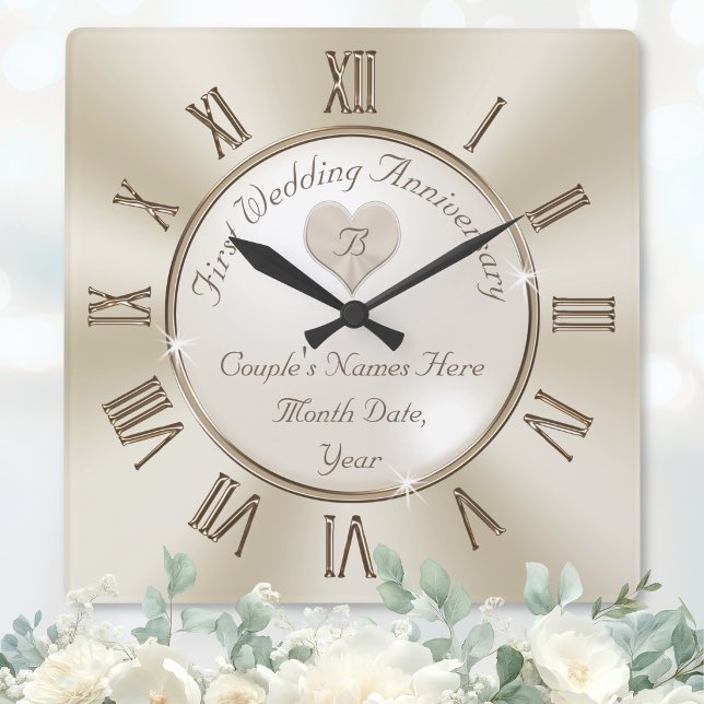 Horloge Carrée Cadeaux de fiançailles de un an avec monogramme (1st Wedding Anniversary Clock. 1st anniversary gift for wife, husband. Modern 1st anniversary gifts.)