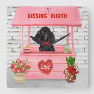 Horloge Carrée caniche Chien Valentine's Day Kissing Booth
