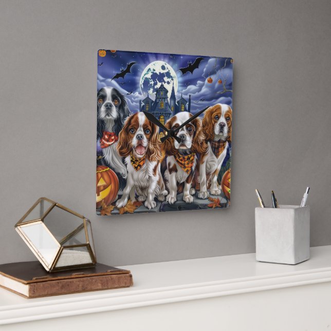 Horloge Carrée Cavalier King Charles Spaniel Halloween Éffrayant (Bureau)