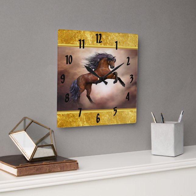 Horloge Carrée Cheval brun friésien s'élevant avec des nuages bru (Bureau)