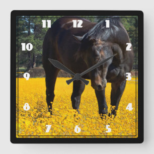 Horloge Carrée Cheval de baie dans un champ de fleurs jaunes