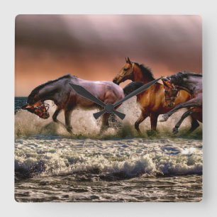 Horloge Carrée Chevaux courir dans le Surf océanique au coucher d