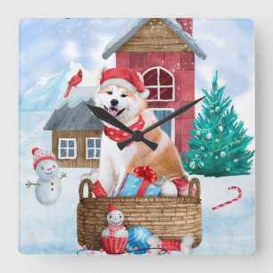 Horloge Carrée Chien Akita dans la maison de Noël enneigée