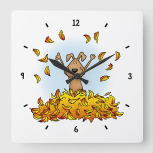Horloge Carrée Chien Jouant dans un seau de feuilles d'automne -