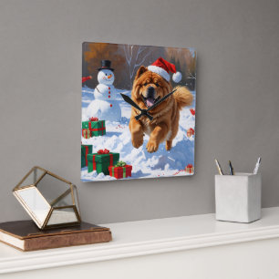 Horloge Carrée Chow Chow courant dans la neige avec un chapeau de