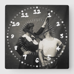 Horloge Carrée Cirque vintage Sideshow Sword Swallower Freak