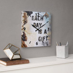 Horloge Carrée Citation D'Art Médiatique Mixte Chaque Jour Est Un