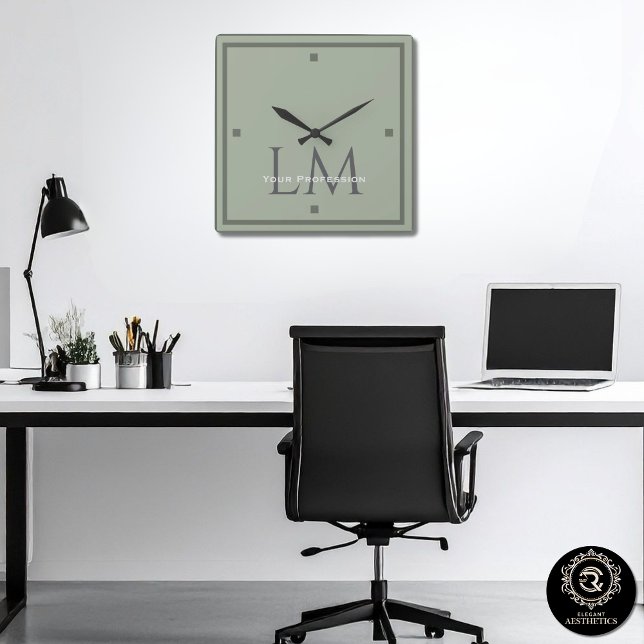Horloge Carrée Classic Sage Green Monogram Office Accent (Classic Sage Green Monogram Office Accent Square Wall Clock)