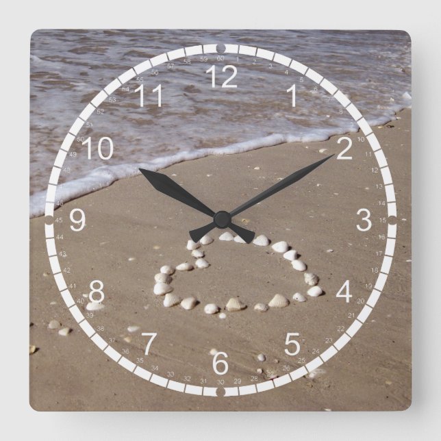 Horloge Carrée Cœur de coquillage sur la plage de sable (Recto)