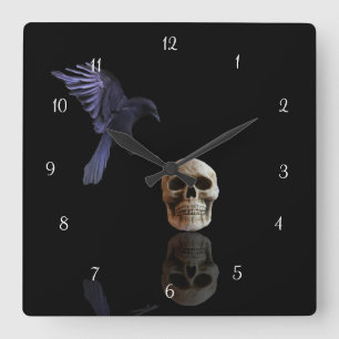 Horloge Carrée Corbeau volant ou corneille atterrissant sur une t