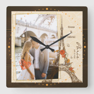 Horloge Carrée couple romantique enlacé près de la tour eiffel