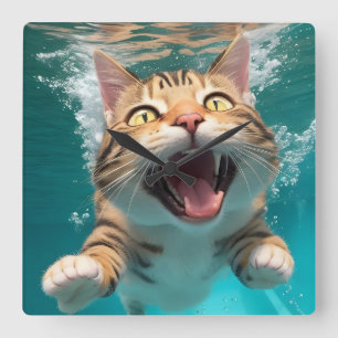 Horloge Carrée Cute Chat Plongée sous l'eau dans la piscine Amusa