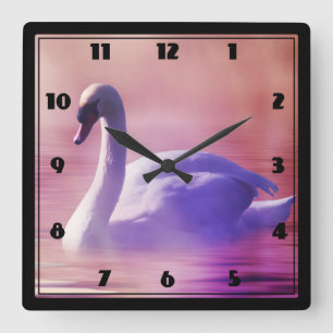Horloge Carrée Cygne blanc flottant sur un lac brumeux