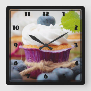 Horloge Carrée Delicious Blueberry Cupcake with Whipped Cream