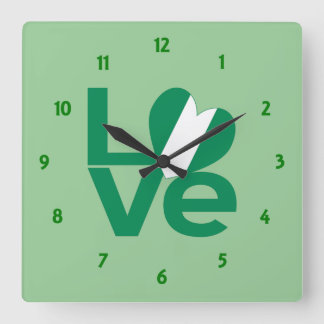 Horloge Carrée Drapeau nigérian en forme de cœur LOVE vert