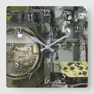 Horloge Carrée écoutille sur un ancien sous-marin rétro