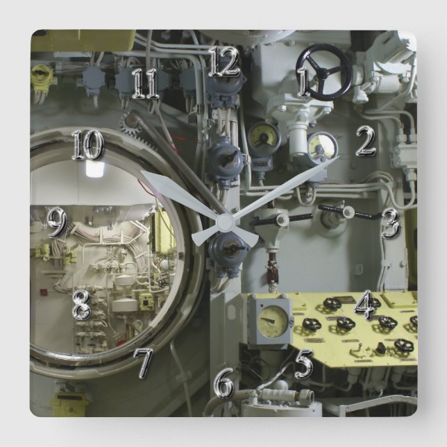 Horloge Carrée écoutille sur un ancien sous-marin rétro (Recto)