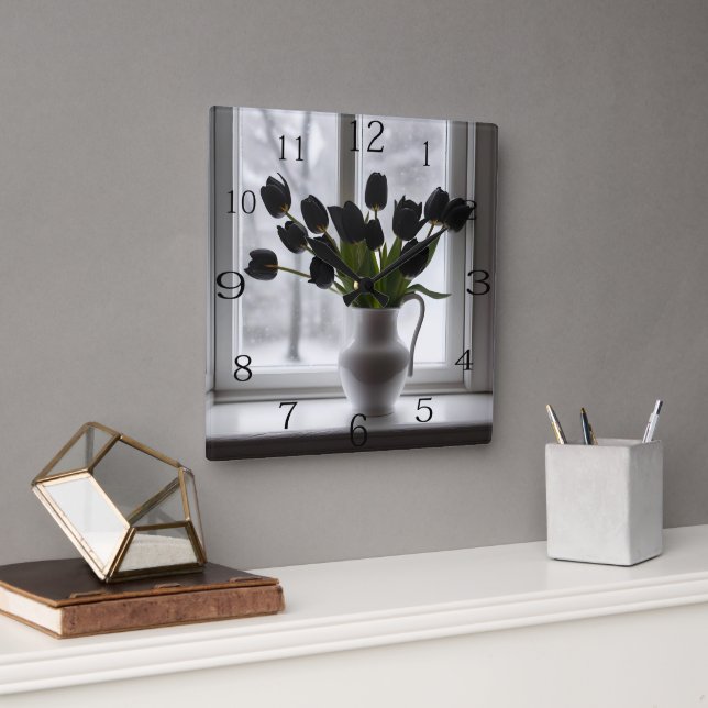 Horloge Carrée "Elégance dépoli : Tulipes noires dans un vase bla (Bureau)