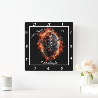 Horloge Carrée Équipe de football enflammée personnalisable