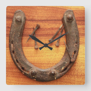 Horloge Carrée Fer à cheval chanceux avec des clous