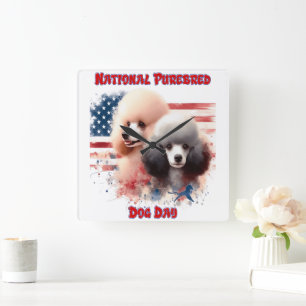Horloge Carrée Fête Nationale Du Chien Purebred Avec Des Poodles