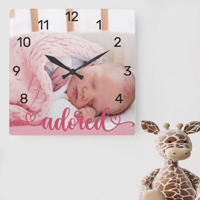 Horloge Carrée Fille adorée bébé photo Pink Nursery (New baby photo clock for the nursery lettered with "adored" and decorated with love hearts)