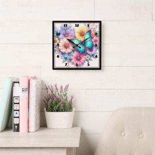 Horloge Carrée Fleurs de marguerite avec un beau papillon