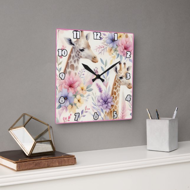 Horloge Carrée Giraffes entourées de fleurs vibrantes en Afrique (Bureau)