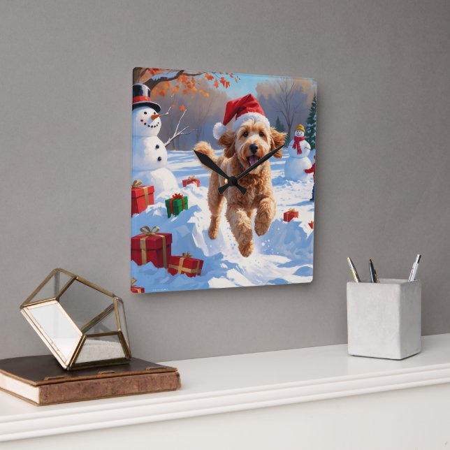 Horloge Carrée Goldendoodle courant dans la neige avec un chapeau (Bureau)