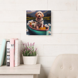 Horloge Carrée Goldendoodle on a Paddle : Une aventure Pittoresqu