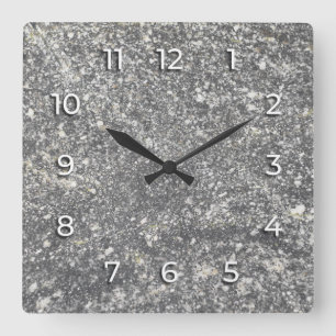 Horloge Carrée granit gris entrecoupé d'éléments blancs.