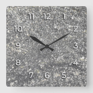 Horloge Carrée granit gris entrecoupé d'éléments blancs.