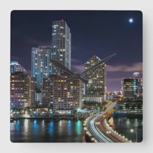 Horloge Carrée Horizon de ville de Miami avec le pont la nuit