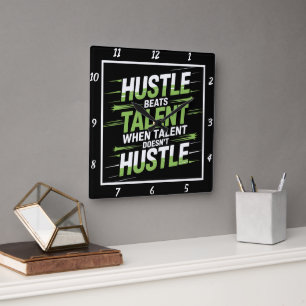 Horloge Carrée Hustle Beats Talent Motivational Citation